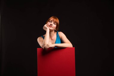 Sunu gösterilen, afiş üzerinde işaret eden kadın genç sıkılmış