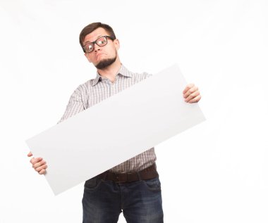 Genç sunu gösterilen, afiş üzerinde işaret eden adam şaşırttı