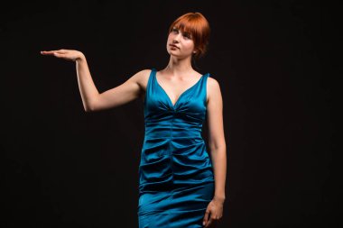 Eller tarafından gösterilen genç esrarengiz kadın