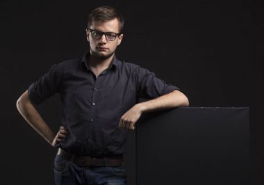 Sunu gösterilen, afiş üzerinde işaret ciddi delikanlı