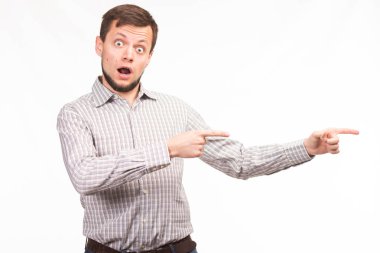 Eller tarafından gösterilen genç şaşırmış adam