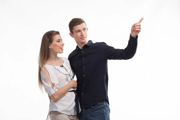 Unga lyckliga paret visar — Stockfoto