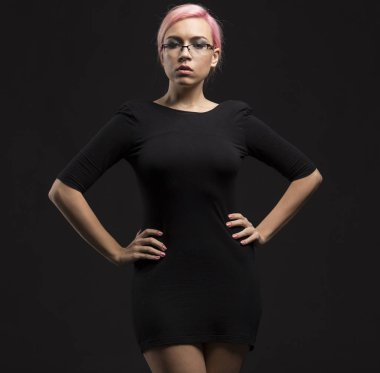 Sunu gösterilen, afiş üzerinde işaret eden genç seksi kadın