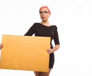 Sunu gösterilen, afiş üzerinde işaret eden kadın genç şaşırttı