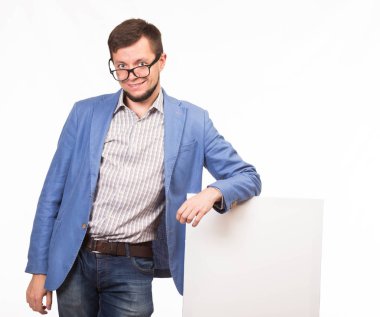 Sunu gösterilen, afiş üzerinde işaret mutlu delikanlı