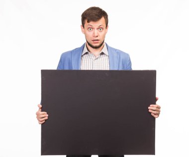 Genç sunu gösterilen, afiş üzerinde işaret eden adam şaşırttı