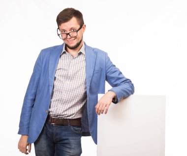 Sunu gösterilen, afiş üzerinde işaret mutlu delikanlı