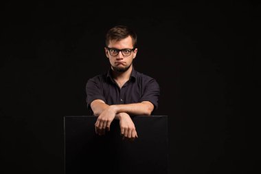 Sunu gösterilen, afiş üzerinde işaret dalgın delikanlı