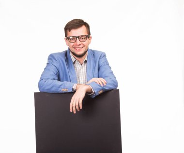 Sunu gösterilen, afiş üzerinde işaret mutlu delikanlı