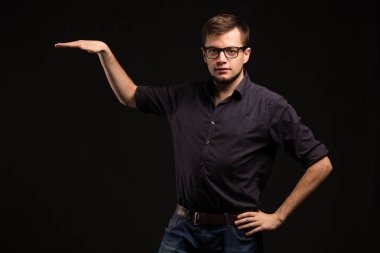 Sunu gösterilen, afiş üzerinde işaret kendine güvenen delikanlı