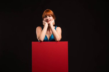 Sunu gösterilen, afiş üzerinde işaret mutlu kadın