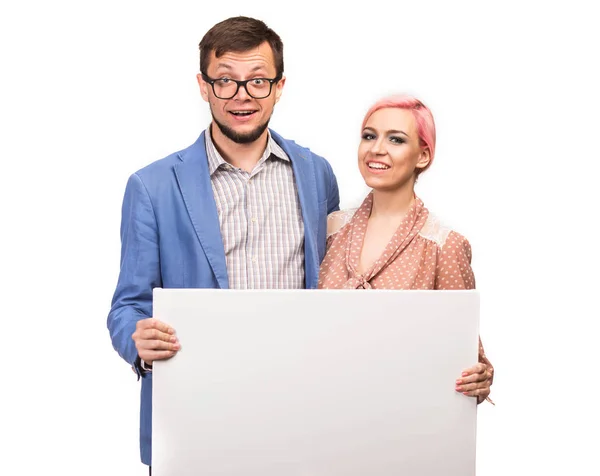 Молодая удивленная пара показывает презентацию, указывая на плакат — стоковое фото