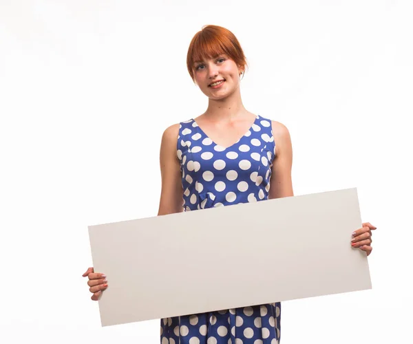 Joven mujer alegre mostrando la presentación, señalando en el cartel — Foto de Stock