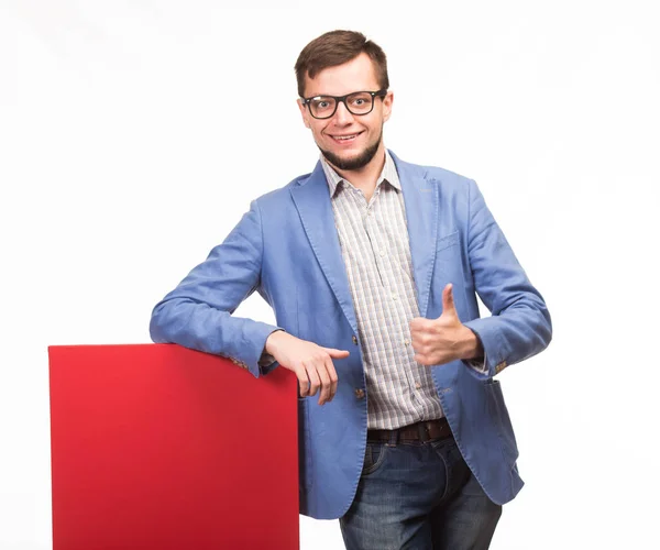 Joven hombre alegre mostrando la presentación, señalando en el cartel — Foto de Stock