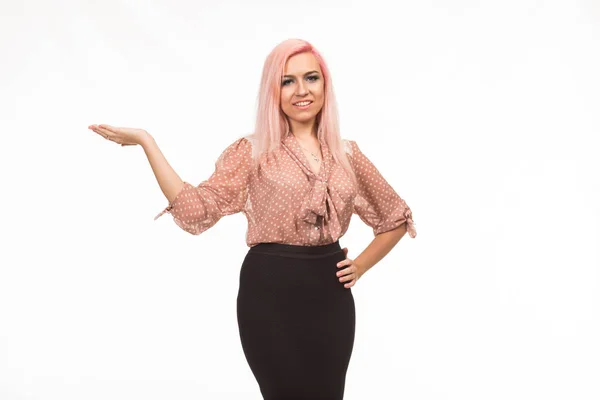 Joven mujer feliz mostrando por las manos — Foto de Stock