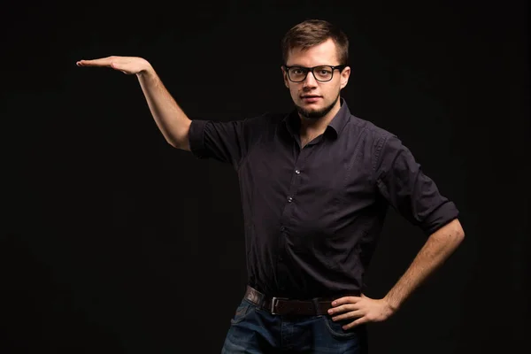 Joven hombre confiado mostrando la presentación, señalando en el cartel — Foto de Stock