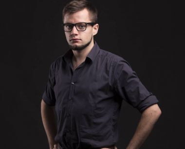 Kendine güvenen delikanlı