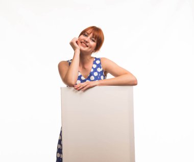 Sunu gösterilen, afiş üzerinde işaret eden kadın genç sevindim