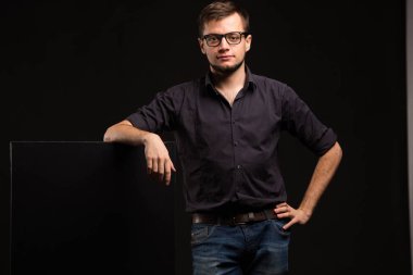 Sunu gösterilen, afiş üzerinde işaret kendine güvenen delikanlı