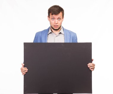 Genç sunu gösterilen, afiş üzerinde işaret eden adam şaşırttı