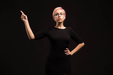 Eller tarafından gösterilen genç seksi kadın