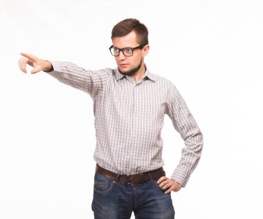 Kendine güvenen delikanlı eller tarafından gösterilen