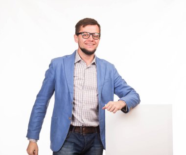 Sunu gösterilen, afiş üzerinde işaret mutlu delikanlı