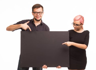 Genç çift gösteren tanıtım afişini işaret sevindim