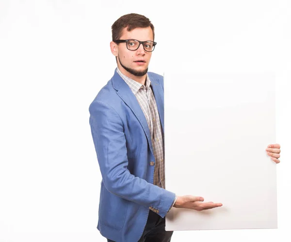 Joven hombre pensativo mostrando la presentación, señalando en el cartel —  Fotos de Stock