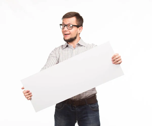 Jovem homem feliz mostrando apresentação, apontando no cartaz — Fotografia de Stock