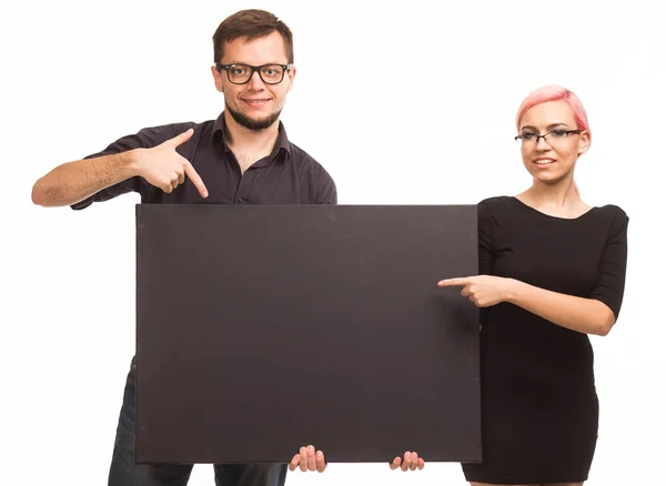 Молодая уверенная пара показывает презентацию, указывая на плакат — стоковое фото