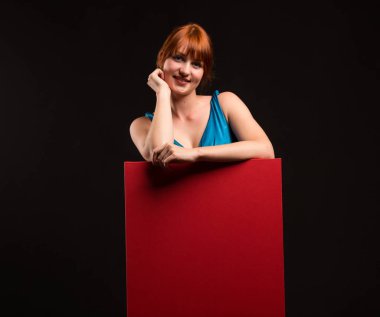 Sunu gösterilen, afiş üzerinde işaret mutlu kadın