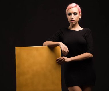 Sunu gösterilen, afiş üzerinde işaret eden genç seksi kadın