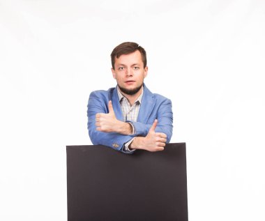 Sunu gösterilen, afiş üzerinde işaret ciddi delikanlı