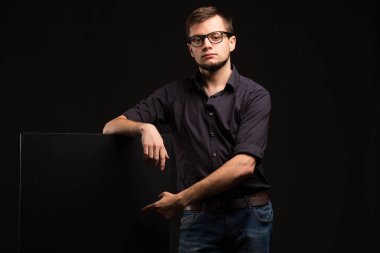 Sunu gösterilen, afiş üzerinde işaret ciddi delikanlı