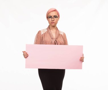 Sunu gösterilen, afiş üzerinde işaret eden genç seksi kadın