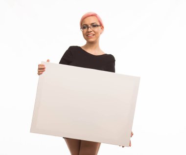 Sunu gösterilen, afiş üzerinde işaret eden genç neşeli kadın