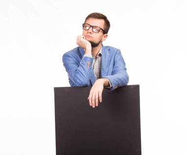 Sunu gösterilen, afiş üzerinde işaret dalgın delikanlı