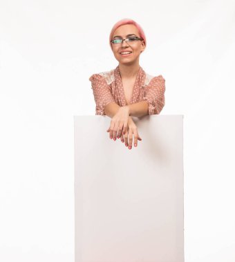 Sunu gösterilen, afiş üzerinde işaret mutlu kadın