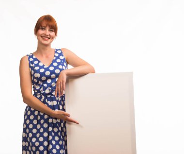 Sunu gösterilen, afiş üzerinde işaret eden kadın genç sevindim