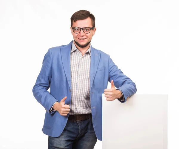 Joven hombre feliz mostrando la presentación, señalando en el cartel — Foto de Stock