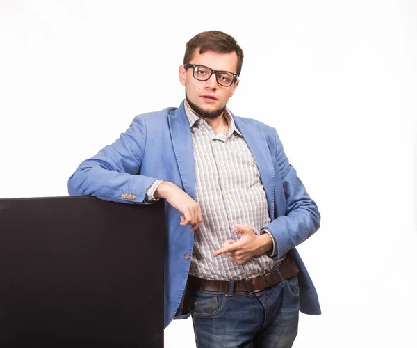 Молодий сексуальний чоловік показує презентацію, вказуючи на плакат — стокове фото