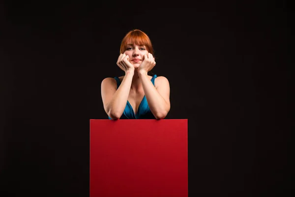 Fiatal unatkozik nő bemutató prezentáció, rámutatva a plakát — Stock Fotó