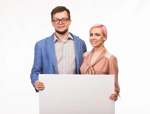 Ung självsäker par visar presentationen pekar plakat — Stockfoto