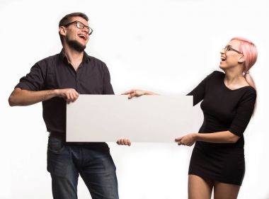 Sunu işaret gösterilen genç ifade çift tasarlamak