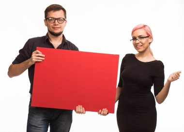 Genç çift gösteren tanıtım afişini işaret sevindim