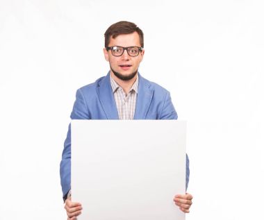 Sunu gösterilen, afiş üzerinde işaret eden adam genç hareketlendirdi