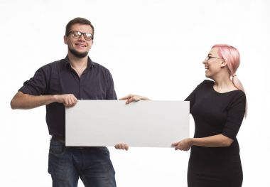 Sunu işaret gösterilen genç mutlu çift tasarlamak