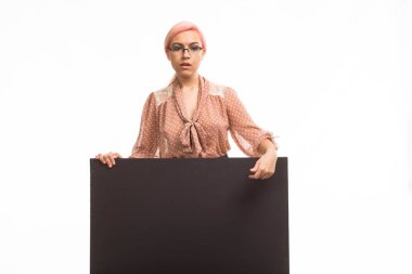 Sunu gösterilen, afiş üzerinde işaret eden genç dalgın kadın