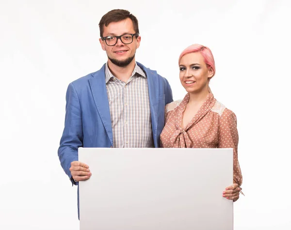Ung glad par visar presentationen pekar plakat — Stockfoto